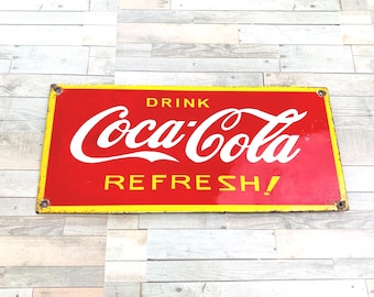 Stary porcelanowy szyld Coca-Coli | Dekoracja reklamowa „Pij Coca-Colę” (12" x 5,5")