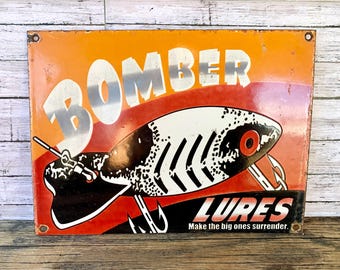 Letrero de porcelana vintage de señuelos de bombardero / Publicidad de pesca antigua / Letrero de señuelos de bombardero / Decoración para cuevas de hombres de cabaña / Envío prioritario gratuito
