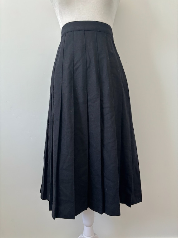 Black pleated skirt-L