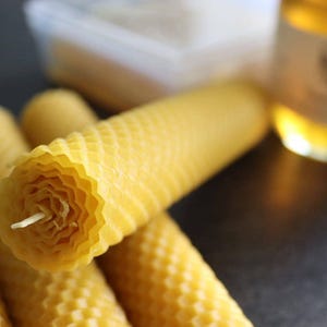 Candela a colonna in cera d'api grezza - arrotolata a mano, consistenza a nido d'ape