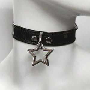 Schwarzer Lack-Choker mit Stern-Anhänger - Elevate your Style!