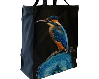 Könnte beinhalten: Eine schwarze Tragetasche mit einem blauen und orangefarbenen Eisvogel, der auf einem blauen und grünen Achat-Stein sitzt. Die Tasche hat zwei schwarze Henkel.