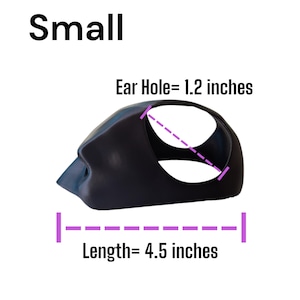 Pu&ograve; includere: Un prodotto nero di piccole dimensioni con un foro per l'orecchio di 3,0 cm e una lunghezza di 11,4 cm. La parola "Small" &egrave; stampata in bianco nella parte superiore dell'immagine. Il prodotto sembra essere realizzato in un materiale liscio, possibilmente sintetico.