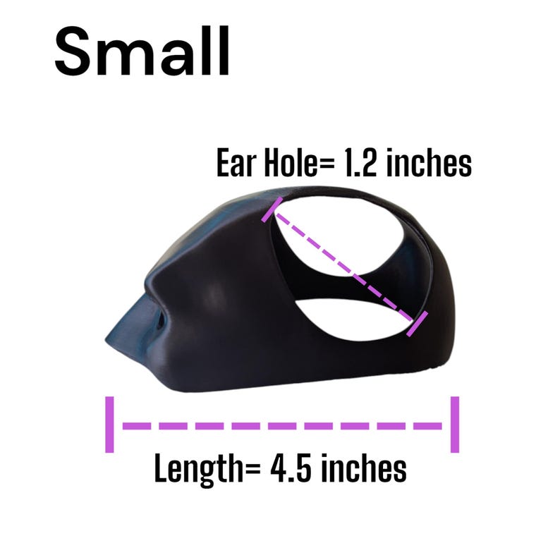Pu&ograve; includere: Un prodotto nero di piccole dimensioni con un foro per l'orecchio di 3,0 cm e una lunghezza di 11,4 cm. La parola "Small" &egrave; stampata in bianco nella parte superiore dell'immagine. Il prodotto sembra essere realizzato in un materiale liscio, possibilmente sintetico.