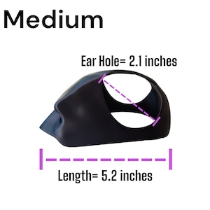Pu&ograve; includere: Copricapo nero, di medie dimensioni, con un foro per l'orecchio e una lunghezza di 13,2 cm. Il foro per l'orecchio misura 5,3 cm. La parola "Medium" &egrave; visualizzata nella parte superiore dell'immagine.