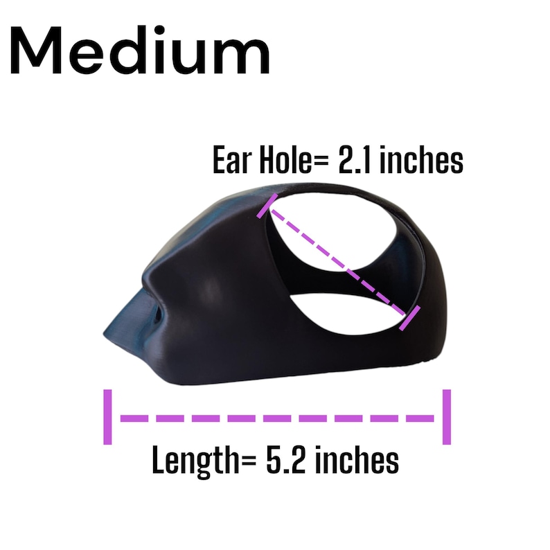 Pu&ograve; includere: Copricapo nero, di medie dimensioni, con un foro per l'orecchio e una lunghezza di 13,2 cm. Il foro per l'orecchio misura 5,3 cm. La parola "Medium" &egrave; visualizzata nella parte superiore dell'immagine.