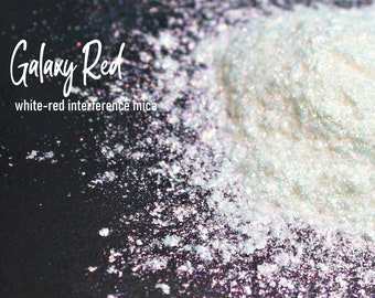 Peut inclure: Gros plan sur un tas de pigment mica interférence blanc-rouge. Le pigment a un éclat nacré et est étiqueté "Galaxy Red".