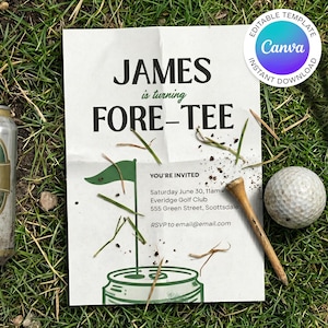 Könnte beinhalten: Einladung zum Thema Golf mit dem Text "JAMES is turning FORE-TEE". Das Design umfasst eine grüne Flagge, einen Golfball und ein Tee. Die Einladung befindet sich auf weißem Hintergrund mit Gras und einer Dose im Hintergrund.