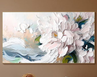 以下が含まれることがあります： 青と白の背景に、ピンクと緑のアクセントがついた白い花を描いた抽象画です。