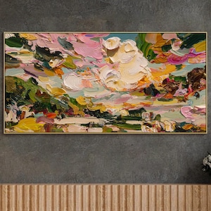 Puede incluir: Un cuadro rectangular sobre lienzo con pinceladas gruesas y texturizadas de impasto en una paleta vibrante de rosa, amarillo, verde, blanco y azul oscuro. La composición abstracta muestra capas de pintura que crean profundidad.