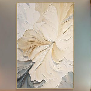 Peut inclure: Peinture abstraite d'une grande fleur blanche avec des accents beige et gris. La peinture est encadrée et accrochée à un mur dans un salon.
