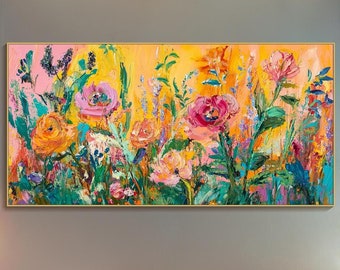以下が含まれることがあります： ピンク、黄色、オレンジの花が咲く庭を描いたカラフルな抽象画。背景は明るい黄色で、緑の葉と茎が描かれている。