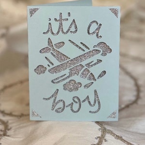C’est une carte de garçon, une carte d’attente, une carte de fête de bébé, une carte de vœux