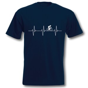 Könnte beinhalten: Ein marineblaues T-Shirt mit einer weißen Grafik einer Person, die Fahrrad fährt, mit einer Herzschlaglinie darüber.