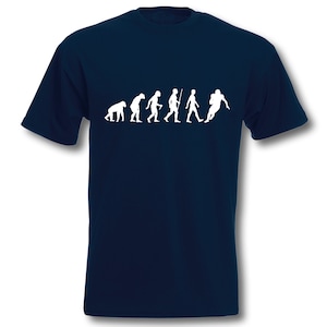 Könnte beinhalten: Ein marineblaues T-Shirt mit einer weißen Grafik der Evolution des Menschen, die mit einem Fußballspieler endet.