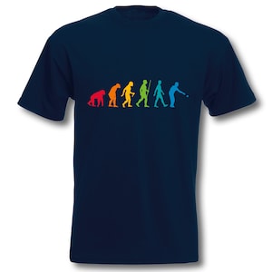 Könnte beinhalten: Ein marineblaues T-Shirt mit einer regenbogenfarbenen Grafik der Evolution des Menschen, die mit einem Mann endet, der eine Bowlingkugel wirft.