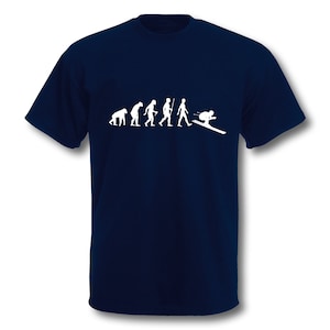 Könnte beinhalten: Ein marineblaues T-Shirt mit einer weißen Grafik der Evolution des Menschen, die mit einem Skifahrer endet. Die Grafik zeigt eine Progression von einem Affen zu einem modernen Menschen, die mit einem Skifahrer in Abfahrtsposition gipfelt.