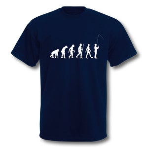Könnte beinhalten: Ein marineblaues T-Shirt mit einer weißen Grafik der Evolution des Menschen, die mit einem Mann endet, der eine Angelrute hält.
