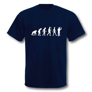 Könnte beinhalten: Ein marineblaues T-Shirt mit einer weißen Grafik der Evolution des Menschen, die mit einem Mann endet, der einen Dart wirft.
