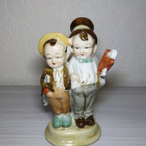 Figurine garçon. Figurine vintage en porcelaine Deux messieurs avec parapluie, Allemagne
