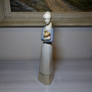 Porzellanfigur Mädchen mit Krug.