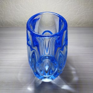 1950-talsblå glasvas av Rudolf Schroter för Rosice