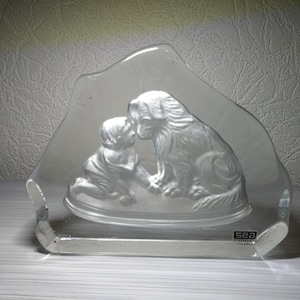 Fermacarte vintage in vetro svedese. Bambino e cane. MARE Glasbruk AB Kosta Svezia. Kan du inte tala, scultura in vetro acidato.
