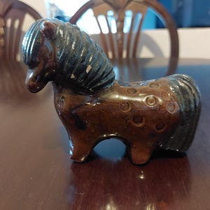 Figura de caballo de arcilla roja. Escultura de poni sueco vintage