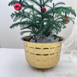 Vintage lackerad mässingsplanteringslåda – guldfärgad metallkruka från mitten av århundradet med texturerat rutmönster | Stor mässingsväxtkruka | Juldekoration