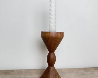 Portavelas vintage escandinavo de mediados de siglo, de madera de teca, candelabro de madera torneada, decoración danesa de estilo moderno de teca, para velas cónicas o de té.