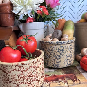 Vasijas de cerámica de gres vintage con esmalte salpicado rojo y azul, decoración de cocina rústica primitiva, cerámica de Roseville, Ohio, estilo rústico, estilo europeo antiguo.