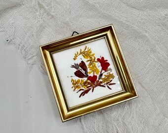 Arte floral prensado vintage de Reichlin/Hecho a mano en Suiza/Mini decoración botánica de pared enmarcada/Marco dorado estilo cottagecore/Boho/cottagecore