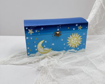 Caja de baratijas de madera vintage con motivos celestiales/Joyero con diseño de sol, luna y estrellas/Cofre de almacenamiento azul pintado a mano/Decoración rústica y original/celestial/estrellas
