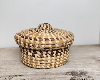South Carolina-mand met graszoden en deksel, handgeweven mand met deksel, mand in Gullah-stijl, decor Coastal Carolina, opbergmand, Cottagecore