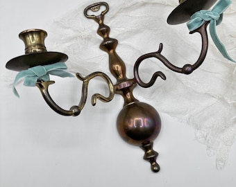 Aplique de latón vintage de doble brazo – Portavelas ornamentado de mediados de siglo, iluminación Hollywood Regency