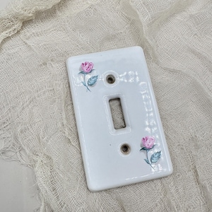Copriinterruttore vintage in ceramica con rose rosa / Placca a levetta in porcellana con motivo floreale / Decorazione murale in stile cottagecore / Complemento d'arredo shabby chic / grannycore