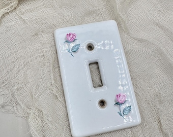 ヴィンテージセラミックライトスイッチカバー ピンクローズ | 花柄磁器トグルプレート | コテージコア壁装飾 | シャビーシックホームアクセント | グラニーコア