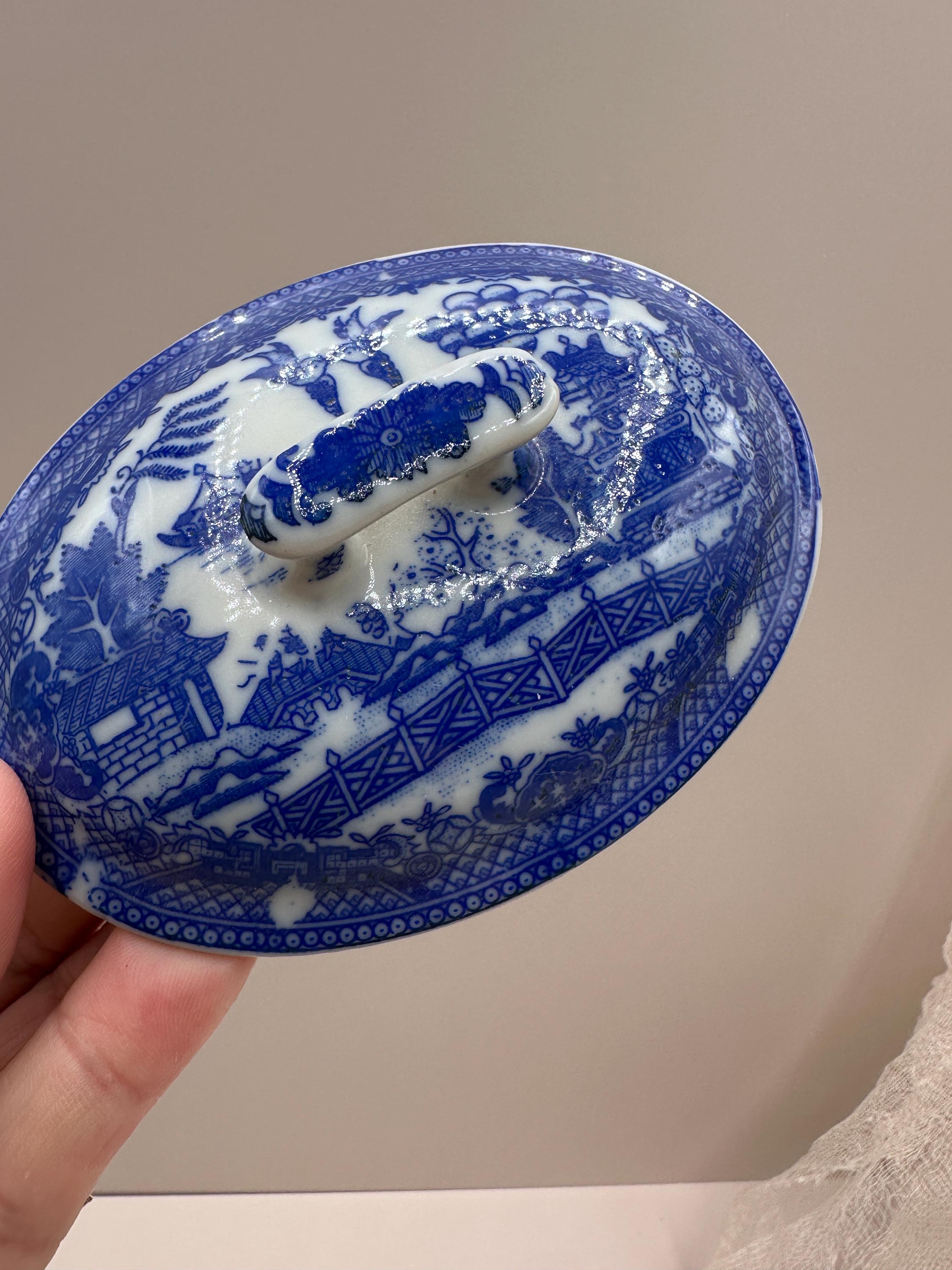 Vintage blauw-witte porseleinen terrine met deksel – serveerschaal in wilgenstijl – soepterrine met twee handvatten – klassiek blauw porselein - België Vintage blauw-witte porseleinen terrine met deksel – serveerschaal in wilgenstijl – soepterrine met twee handvatten – klassiek blauw porselein - België
