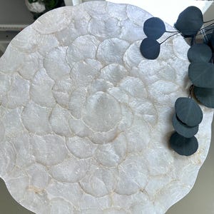 Vintage Perlmutt Shell Platzteller - Irisierende runde Servierplatte, Muschel-Mosaik-Tablett mit gewelltem Rand, Küsten- oder Glam-Dekor 14.5
