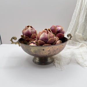 Vintage mässingsskål med handtag | Åldrad mässingskompott med fot | Mittdekoration i gammaldags stil | Rustik europeisk inredning | Hamrad antik stil