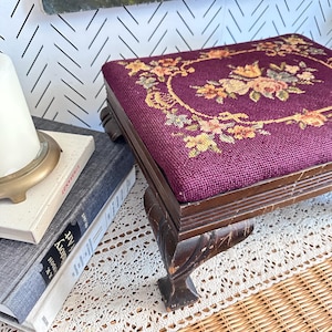 Reposapiés antiguo de punto de aguja, otomana de madera con tapiz floral, reposapiés tapizado vintage, decoración de estilo europeo