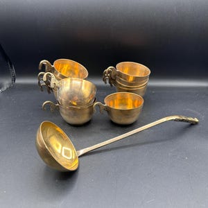 Vintage Messing Punch Bowl Tassen & Kelle Set - 12 Messingtassen mit verzierten Griffen - Mid Century Barware