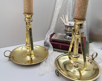 Par de apliques de pared vintage de latón con brazo oscilante Chamberstick / Candelabros americanos antiguos / Candelabros coloniales con brazo oscilante