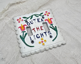 Placa de interruptor de luz de hierro fundido antiguo con la inscripción "Apaga las luces" / Arte popular holandés de Pensilvania / Tapa de interruptor de luz floral pintada a mano / Estilo rústico