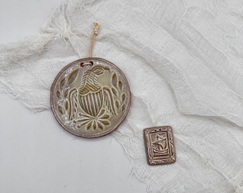 Juego de adornos de cerámica vintage hechos a mano / Adornos de pared de cerámica de estudio firmados / Relieve de pájaro y águila de arte popular / Par de decoración rústica de cerámica / Gae 1981