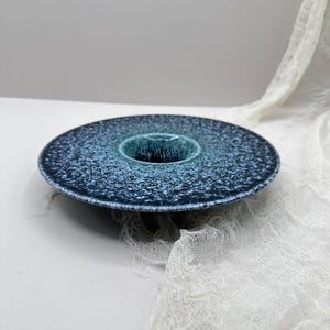 Puede incluir: Un letrero de madera rústica con el texto "Welcome to our home" en letras blancas. El letrero presenta un acabado envejecido y un diseño simple y acogedor, ideal para la decoración de la entrada.