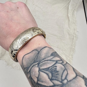 Vintage Gold/Silver Tone Etched Bangle Bracelet Hinged Floral Scroll Design 2.25” Interior Boho Classic Jewelry statement maximum bangles