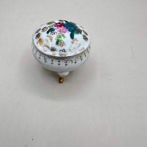 Caja de baratijas miniatura de porcelana vintage pintada a mano con tapa / Caja de tocador con detalles florales dorados / Pequeña caja de joyería con base / Decoración estilo cottagecore