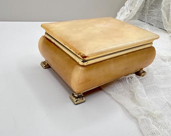 Caja de baratijas vintage de ónix con detalles y patas de latón – Pequeña caja de joyería de piedra / Decoración de tocador de mediados de siglo / Caja de recuerdos con aspecto de mármol crema