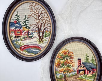 Set di 2 quadri vintage ovali incorniciati a punto croce / Scene di cottage, paesaggi autunnali e invernali / Coppia di decorazioni murali anni '70 / Stile rustico